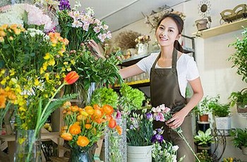 掐住她的奶尖抵在窗户上